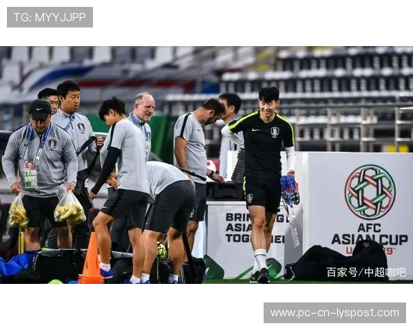 孙兴慜与队友训练打闹画面超可爱